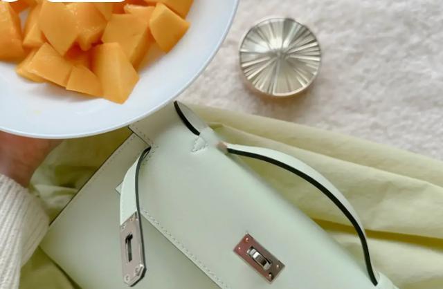 程晓玥|程晓玥孕后期还在忙碌,怀女儿爱吃芒果,晒几万奢侈品包包