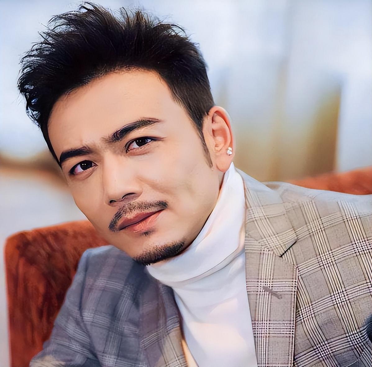 2000年杨烁认识了内地的制片人戴娆,她很看好杨烁的才华