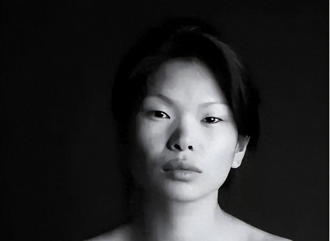 国际“丑模”吕燕逆袭,嫁入法国贵族家族,生下混血儿子颜值惊为天人