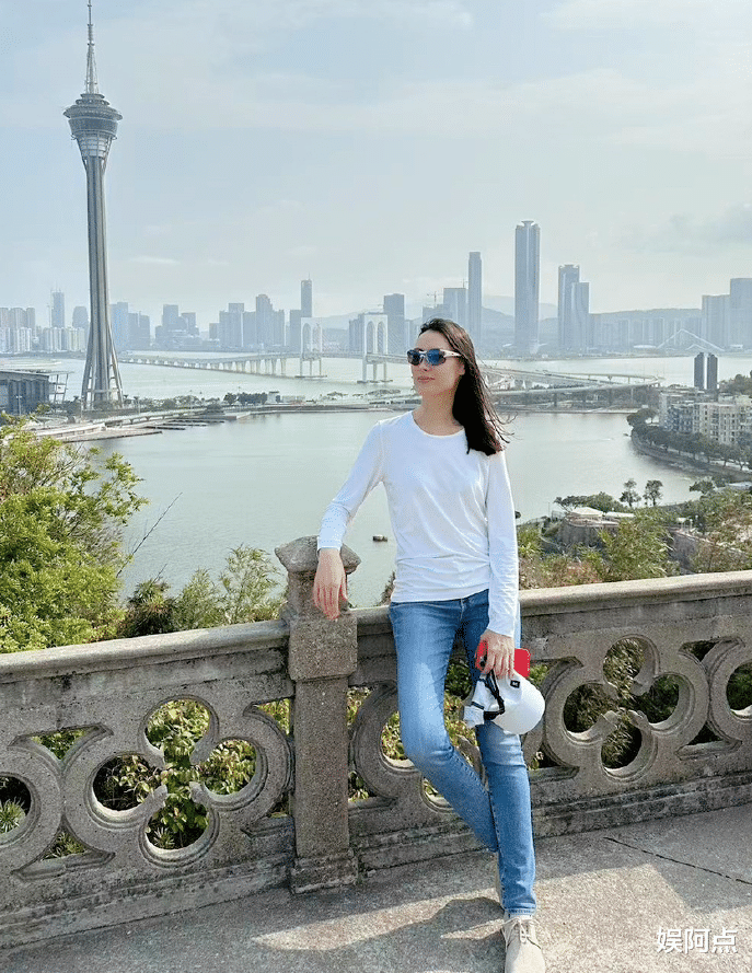 梁洛施|梁洛施晒外出游玩照尽显气质，和李泽楷相处和睦！豪门地位已显现