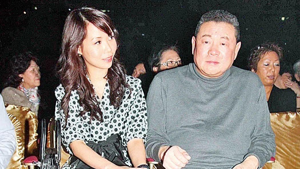 被刘銮雄扫地出门8年后，拿着20亿带娃出走的吕丽君赢麻了