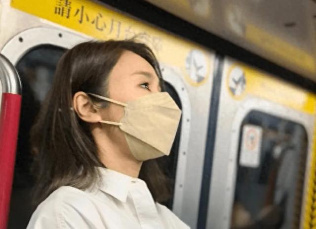 52岁黎姿亲自接小孩放学，素颜皮肤一般，打扮像大妈！