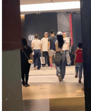 明星|少女穿搭的baby带儿子游玩似姐弟，“小晓明”好可爱