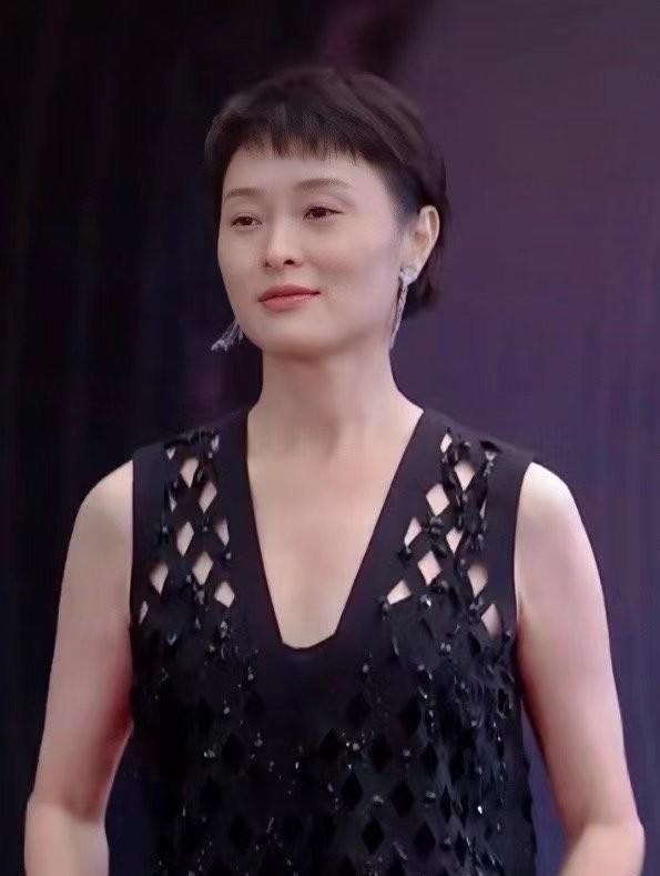 发型 吴越51岁头发稀疏断崖式衰老，生图不修自然且自信