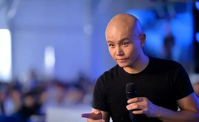 在美国开豪车住豪宅的乐嘉,已经48岁,被迫走上另一条道路!