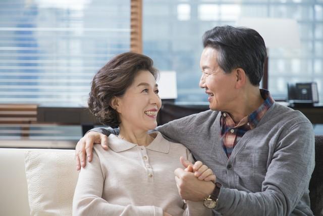 婆婆来带孩子，老公经常说没发工资，起初不懂，醒悟后我送走婆婆