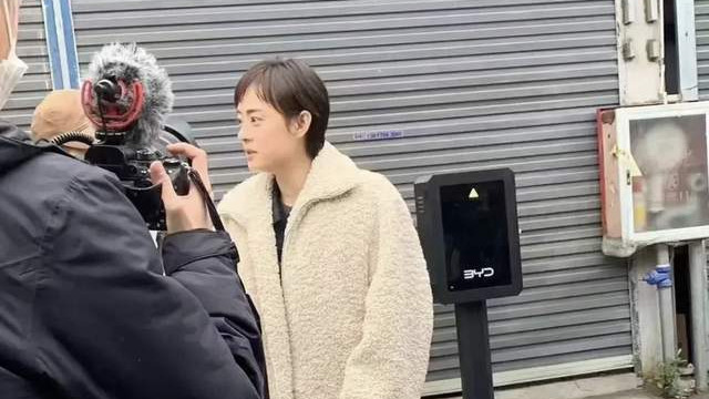 孙俪|孙俪拍新戏造型遭吐槽，厚涂发际线粉发量稀疏，穿千元外套似路人