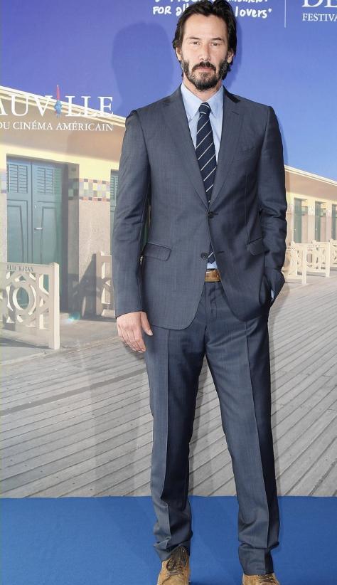 58岁基努里维斯停下为粉丝签名,胡子发白,脚上鞋子穿了多年