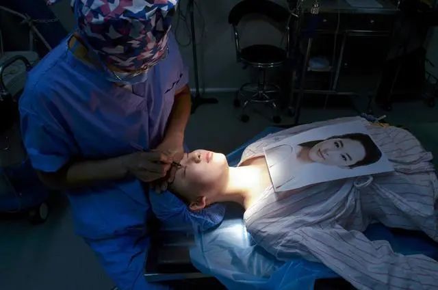 “范冰冰”为“李晨”生下一子，产子后竟然发现男友也喜欢男人？网友：太戏剧了