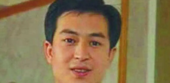 张嘉译“疑似”婚后感情不幸福，王海燕夜晚发文：多年婚姻一盘沙