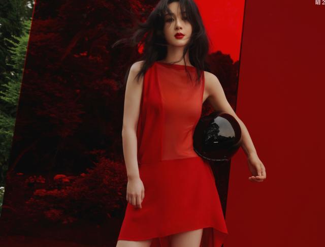 杨紫穿半镂空红裙拍杂志，秀小蛮腰展现细腻肤质，30岁蜕变成熟女