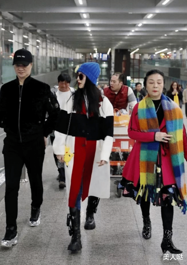 范冰冰携父母现身机场，67岁妈妈打扮花枝招展太招摇，把明星女儿的风头都抢光