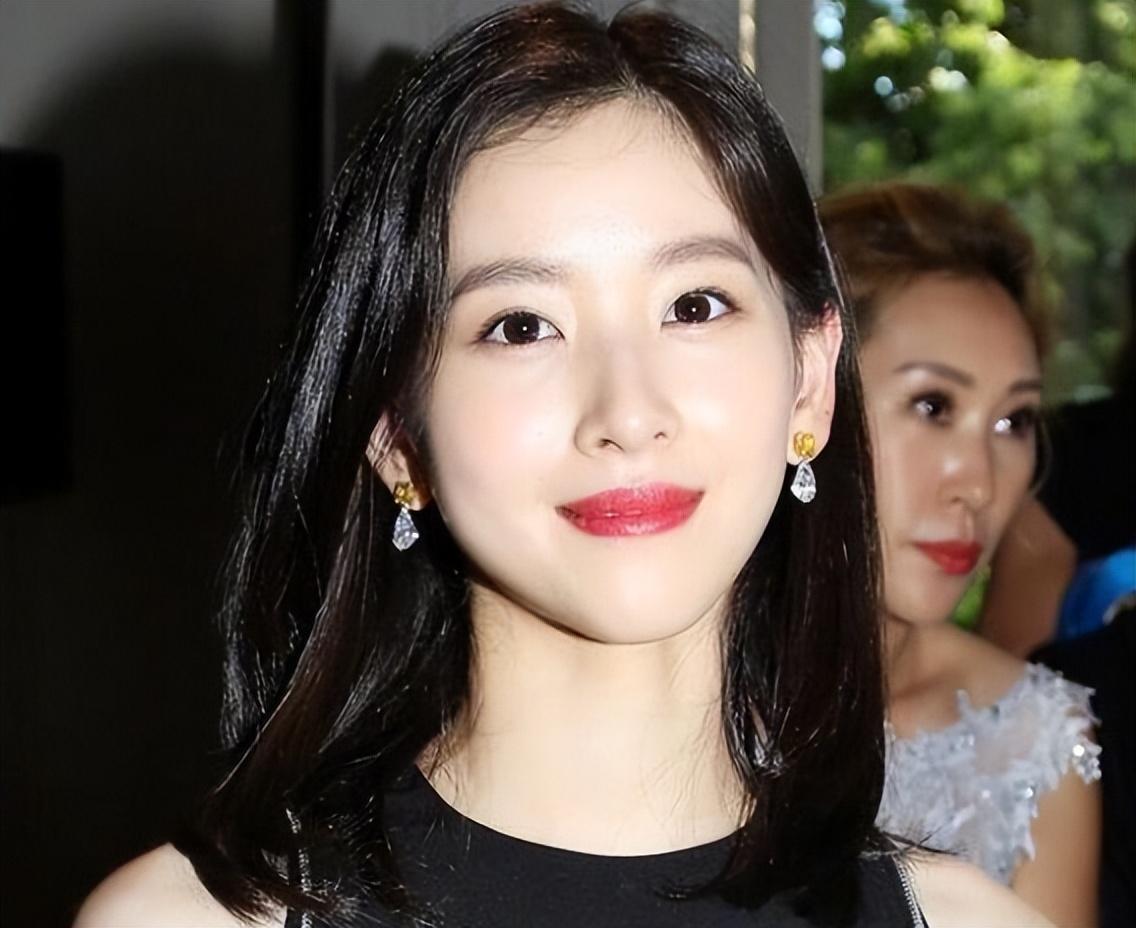 |章泽天：母亲节三倍的爱，暗示自己怀3胎