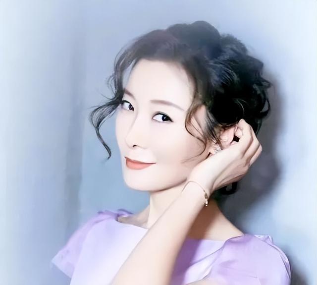 她是开国上将的亲孙女，却两次做小三，如今51岁，只谈恋爱不结婚