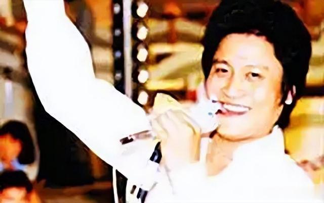 春晚一举成名,意外坠楼成“弱智”,被妻女抛弃,情人照顾他21年