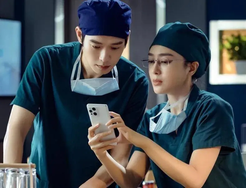 恋情大瓜!魏大勋秦岚被曝恋情,两人相差12岁,三任女友都是姐姐