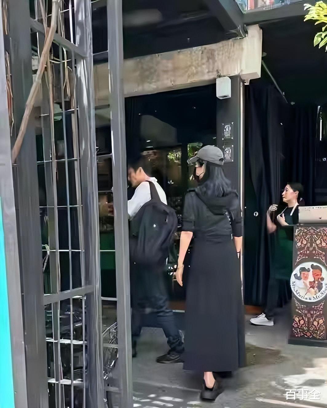 徐冬冬官宣与尹子维复合!晒十指紧扣照疑同居,拍照背景疑在床上