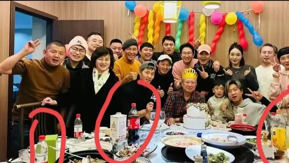 洪金宝庆祝72岁大寿，2元矿泉水抢眼，网友：他儿子范丞丞没去？