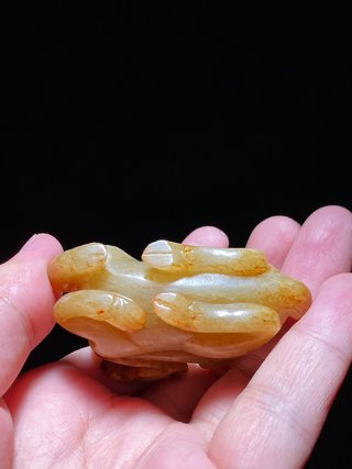 和田玉籽料|宋 和田玉籽料 白玉受沁 衔莲卧鹿