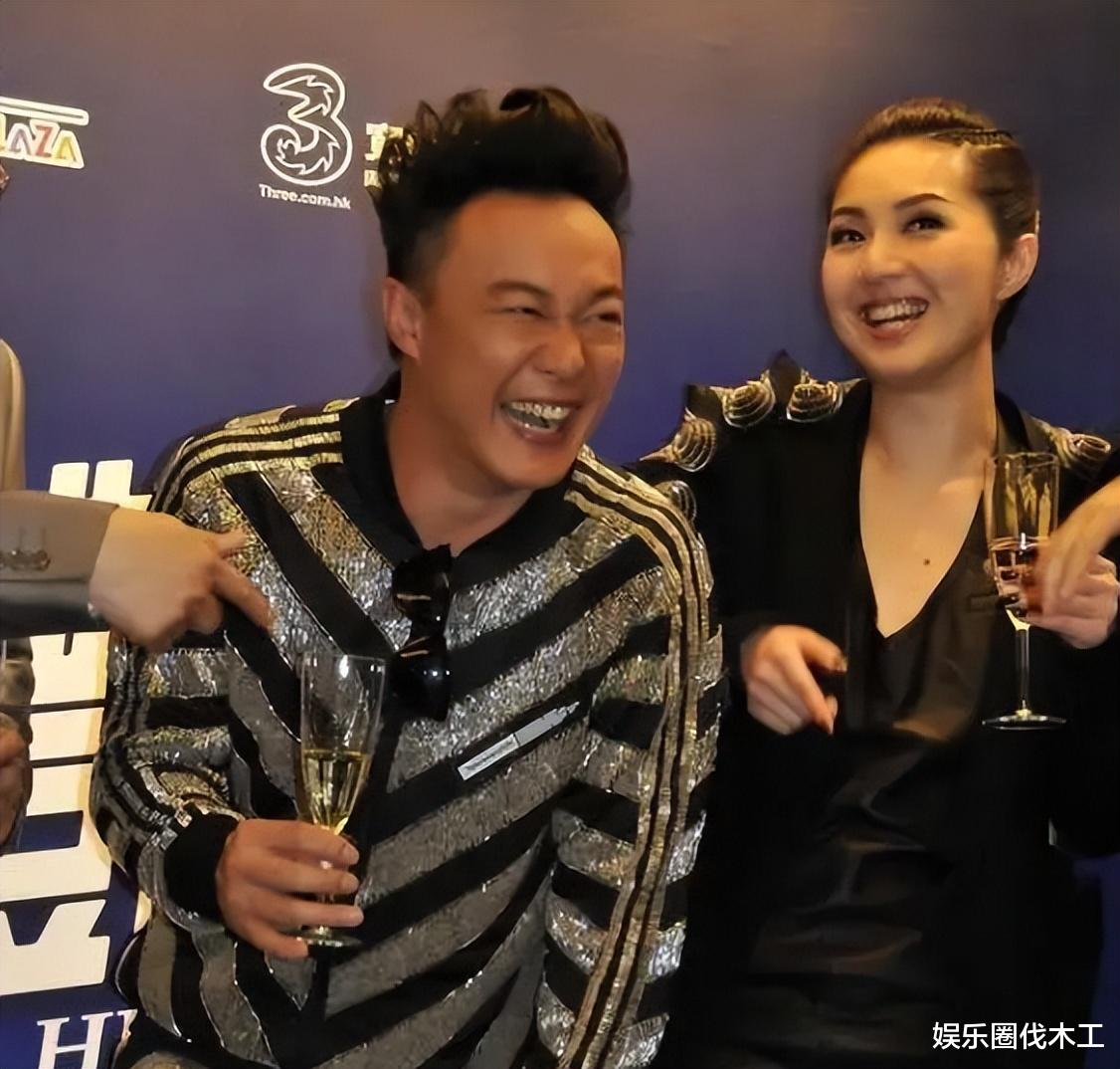 杨千嬅参加儿子毕业典礼,自己穿着朴素低调,儿子学费一年35万