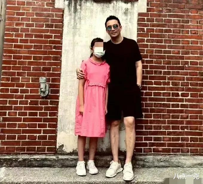 汪小菲女儿发育明显,含胸驼背没穿小背心,网友吐槽大S对孩子不上心,不配做妈