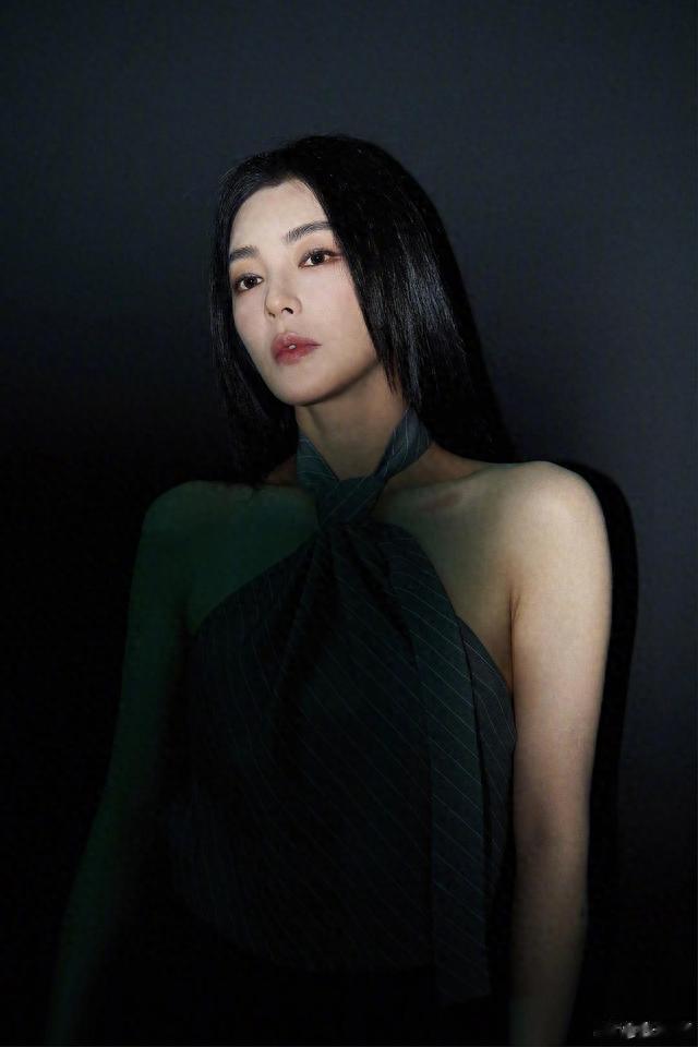 张雨绮这是穿了个领带就出门了吗?还有迪丽热巴,到底穿了没?