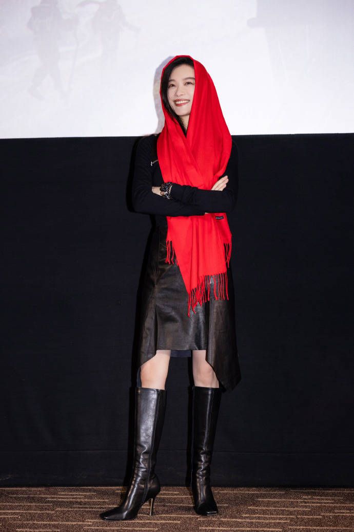 倪妮皮裙搭长靴又酷又飒 头披红围巾笑容灿烂