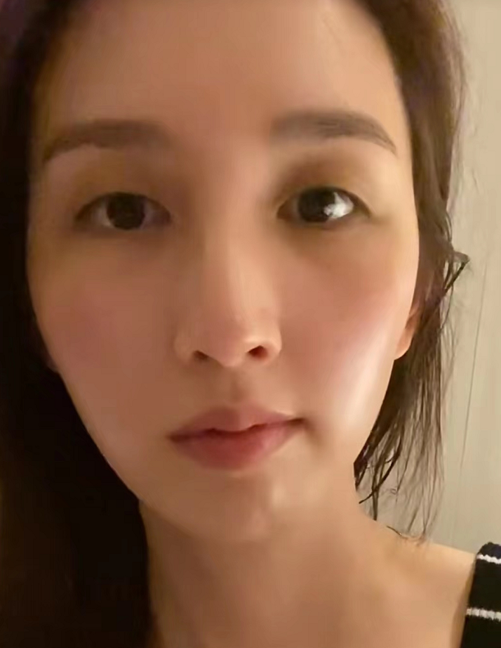 何傲儿|曝港姐何傲儿面瘫！半边脸僵硬不能眨眼，曾恋上大51岁林建明