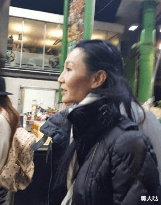 久违露面的张曼玉老成这样了？瘦太狠颧骨高耸眼窝深陷，穿搭朴素仍难掩骨子美