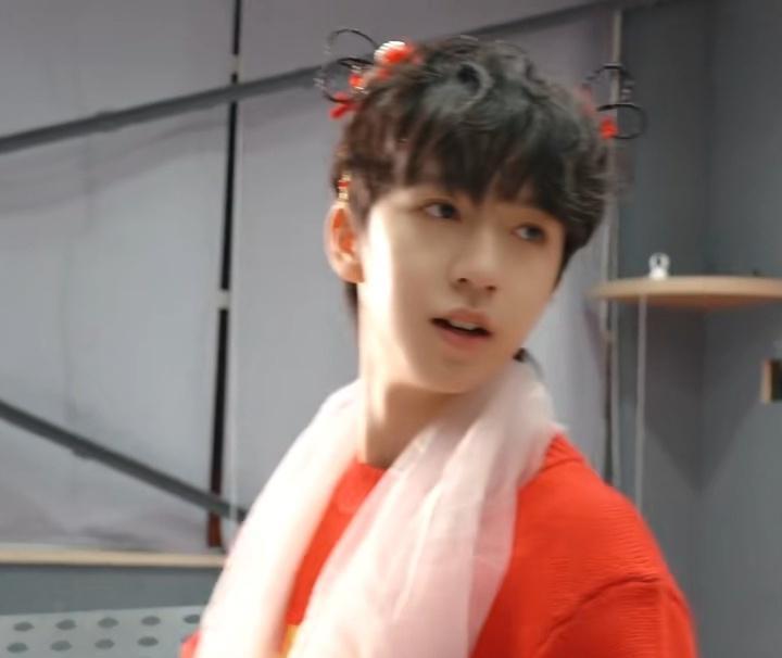 贺峻霖|贺峻霖反串女儿国国王,娇羞眼神让粉丝直呼救命