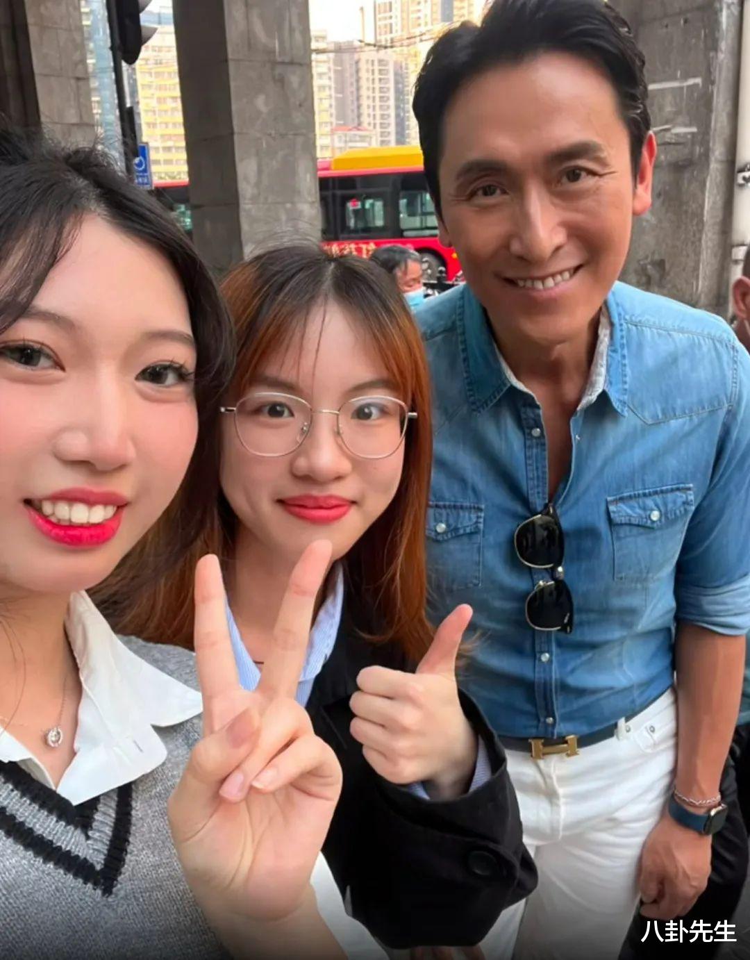 马德钟|10位港星现身广州街头：有人被吐槽不注重卫生，有人带美女齐跳舞