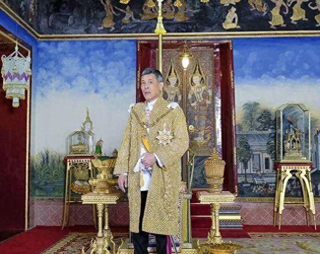 泰国王室官宣国王王后最新肖像照!一身金色裙,比当时的贵妃都惊艳