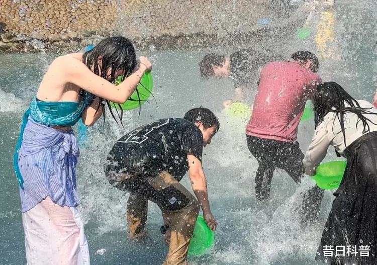 饮食|生理期被撕雨衣泼隐秘部位,泼水节变流氓节,人若恶俗不分男女