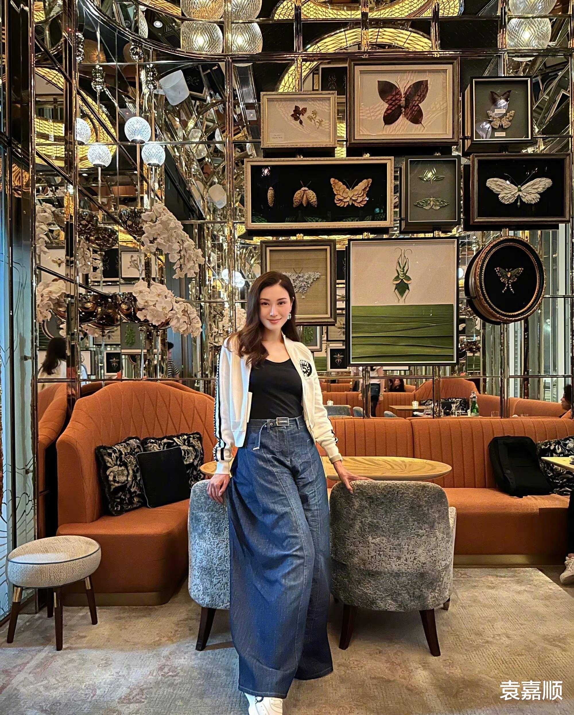 李嘉欣亮相香港教堂，高筒靴配纱裙潮如小姑娘 ，12岁儿子就高175