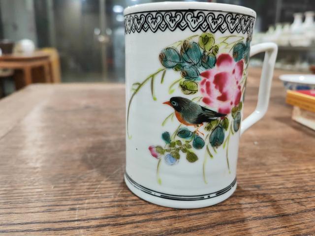 瓷器上的芙蓉花