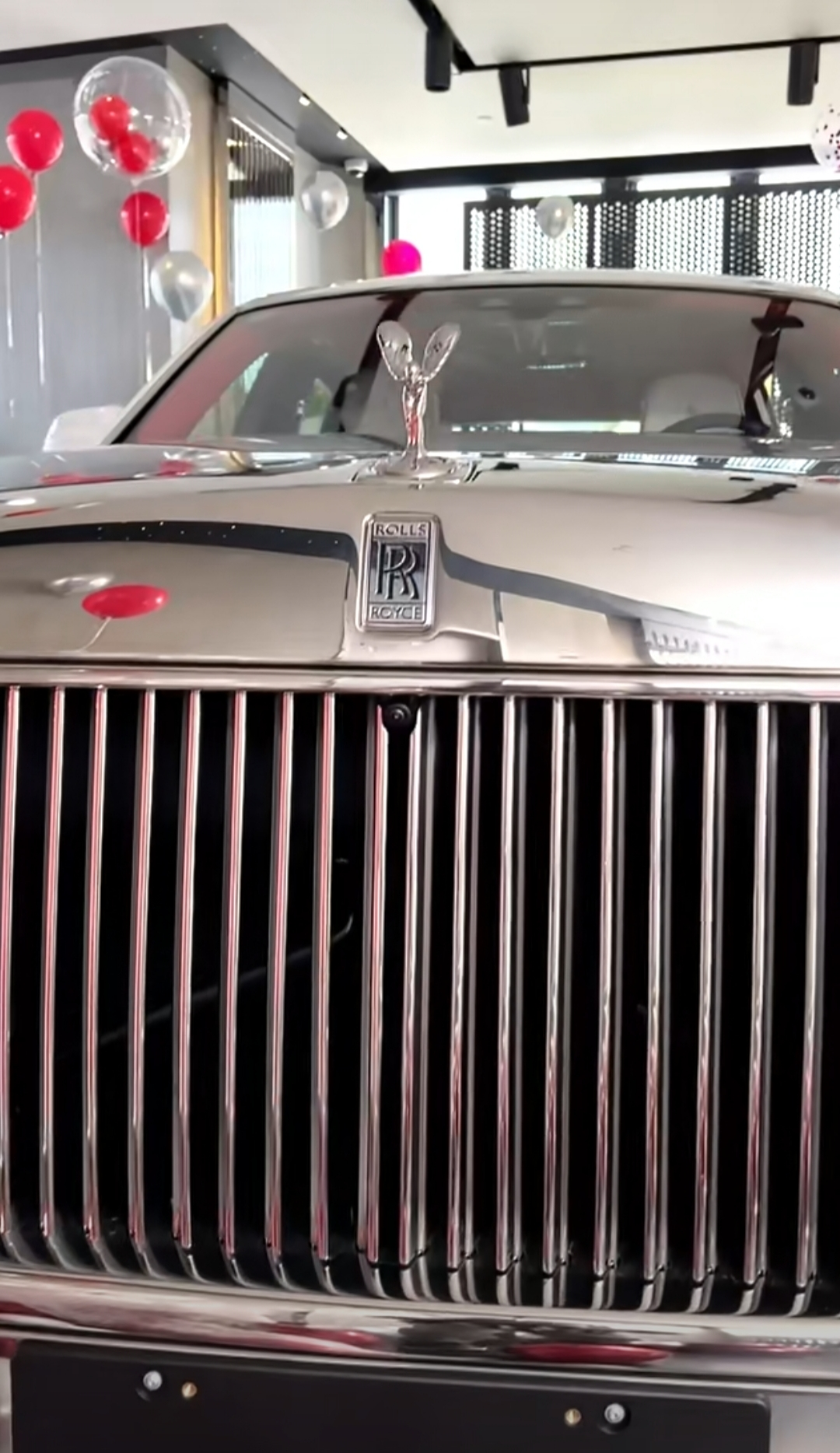 豪宅|富婆小16岁老公赴欧洲,或缺席继女婚礼,陪嫁豪车豪宅,生父现身