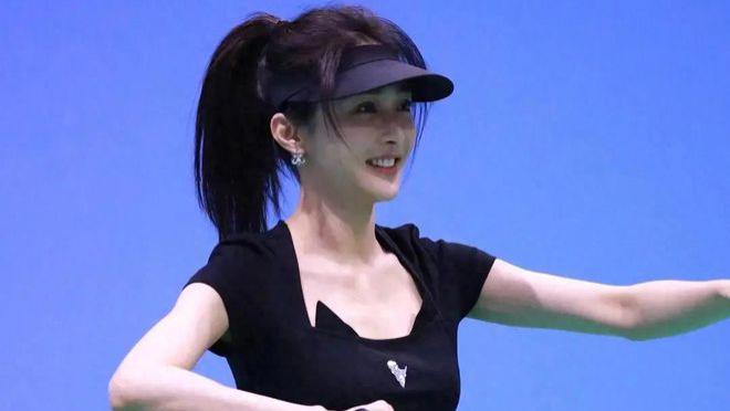 又有男明星傍住富婆了！离婚有娃但身家30亿，说好的不走捷径呢？