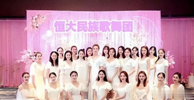 恒大歌舞团女团长白珊珊被扒出，身材妖娆，曾陪许家印KTV应酬