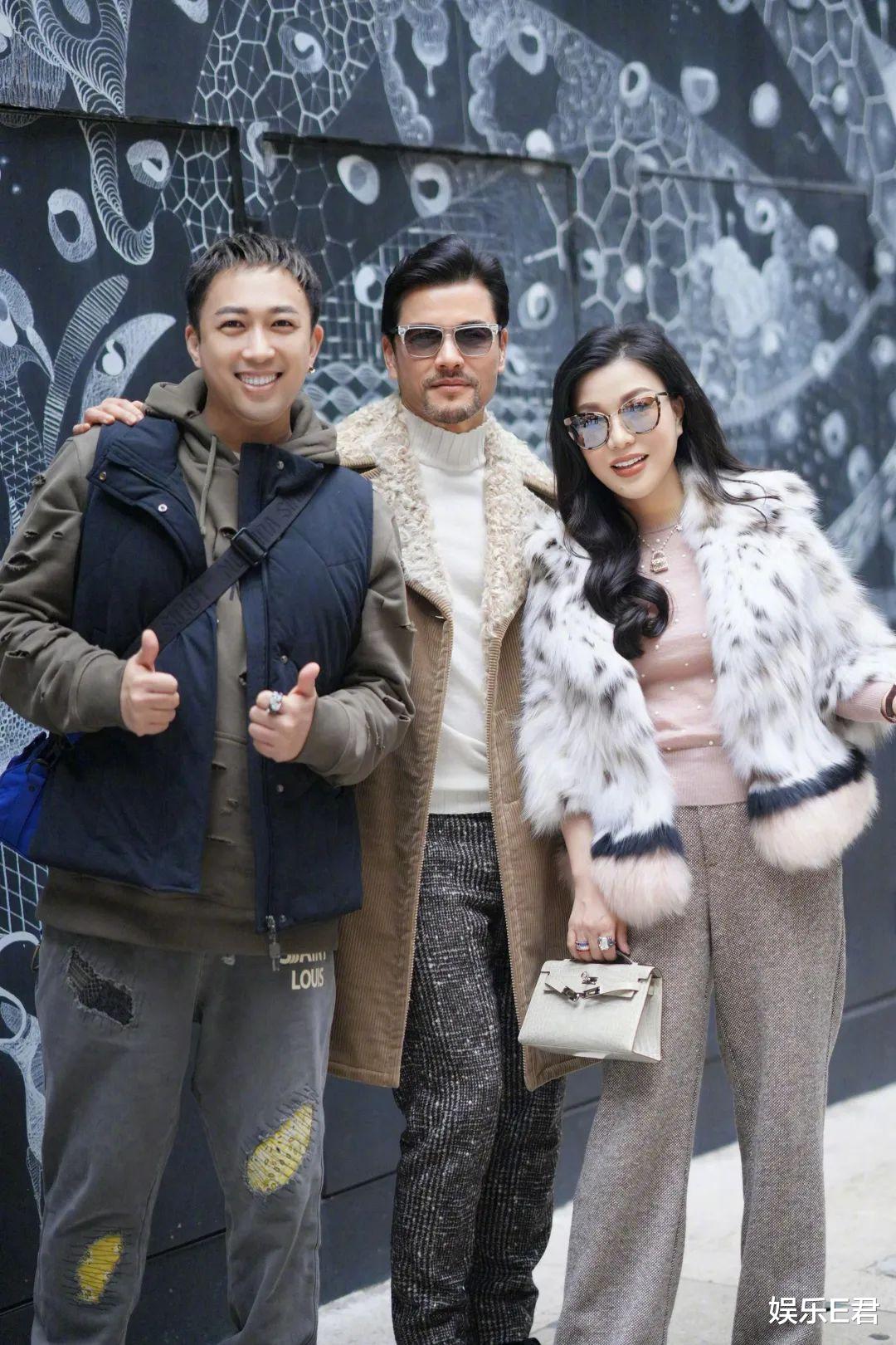 45岁于正与老牌港星合影，P图后犹如年轻小鲜肉，与原图反差甚大