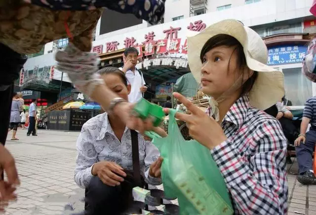 越南|越南美女在中越边境摆摊，售卖的东西，让中国男性难以接受