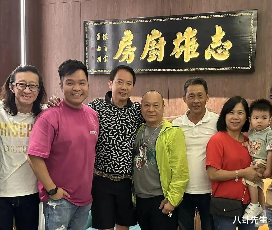 69岁知名港星在内地5家餐厅全倒闭,亏损上千万,为还债疯狂走穴