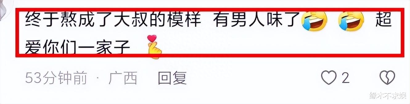 钟丽缇一家4口旅游，和张伦硕当街拥吻，张伦硕对继女亲昵引争议