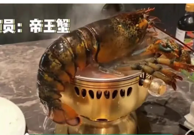 |江苏无锡,某自助餐宣称海鲜随便吃,龙虾鲍鱼管够,男子就想花358块钱尝尝!
