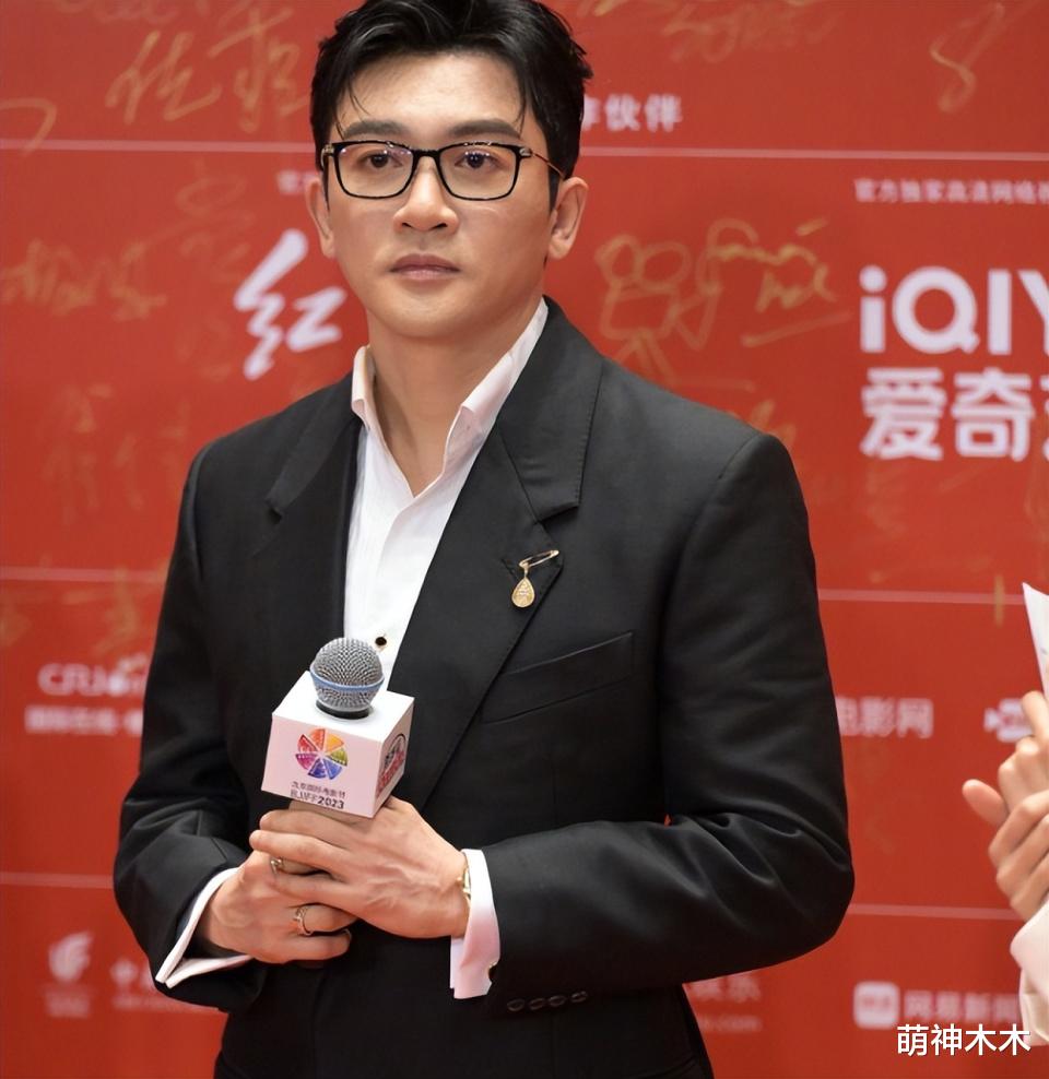 周冬雨|北影节闭幕红毯：关晓彤红裙显腰粗，周冬雨老气，王一博严肃冷脸