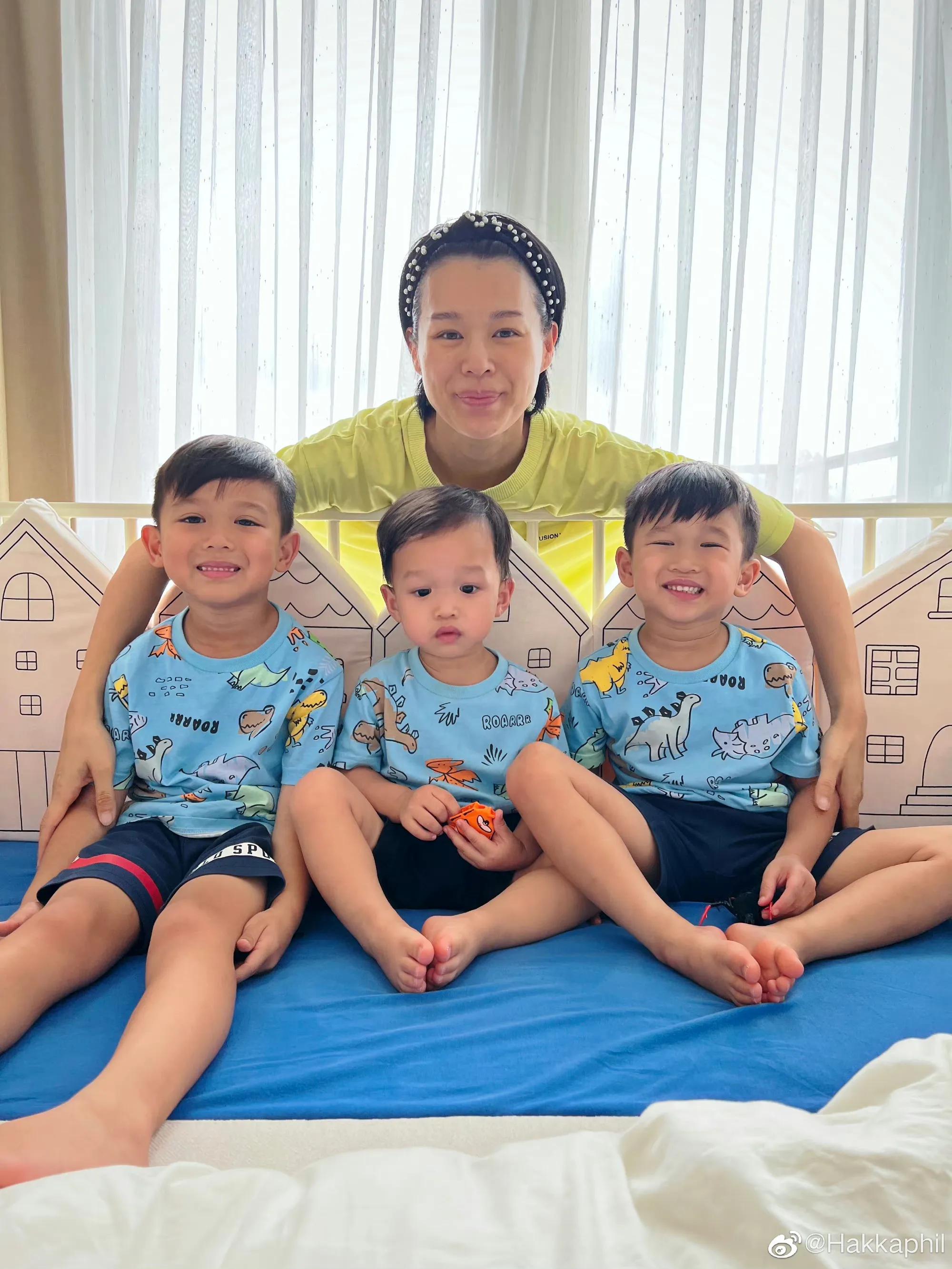 胡杏儿|胡杏儿老公带娃逛街,和俩儿子互动堪比健身,一路大展爸爸力