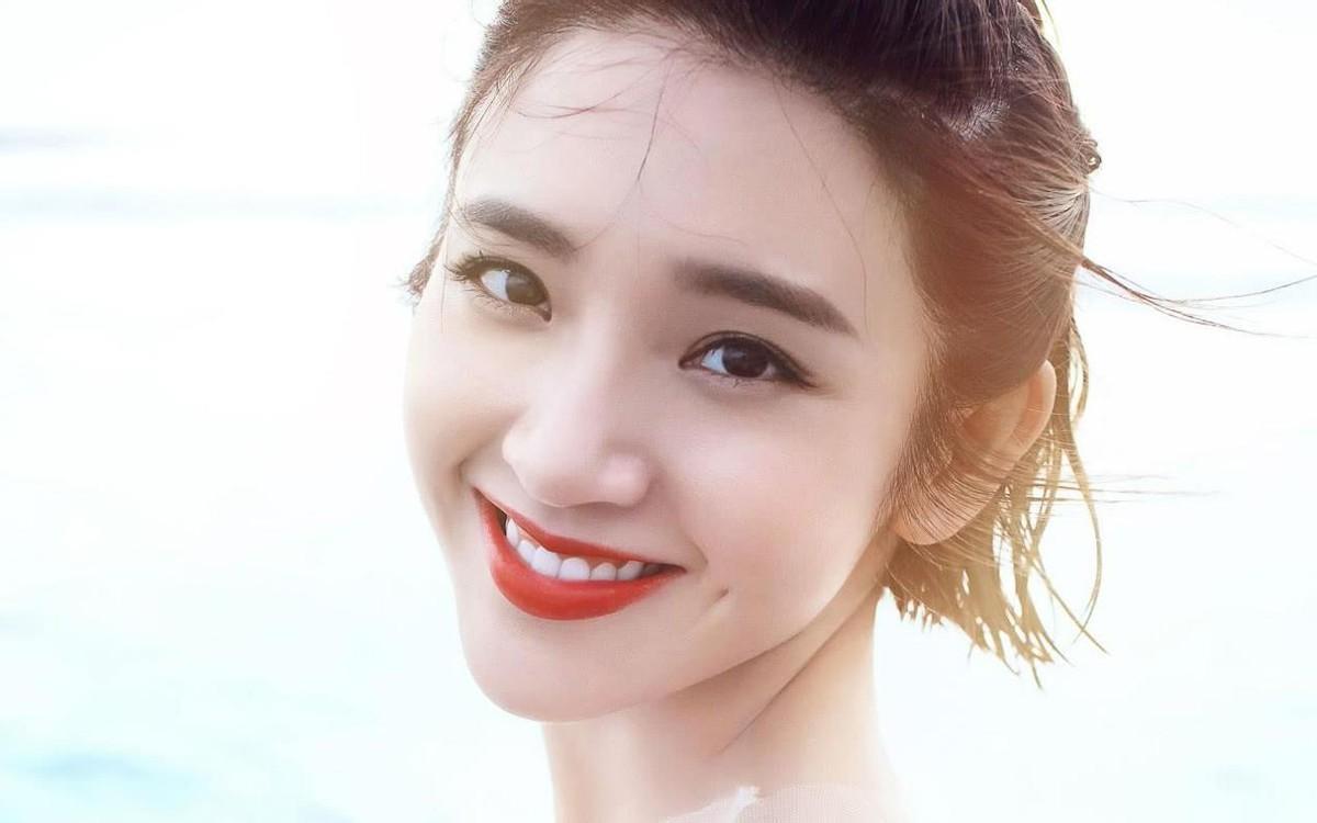 丰满 今年火了一种发型叫“酒窝卷”,洋气减龄不说还显脸小,谁剪谁美