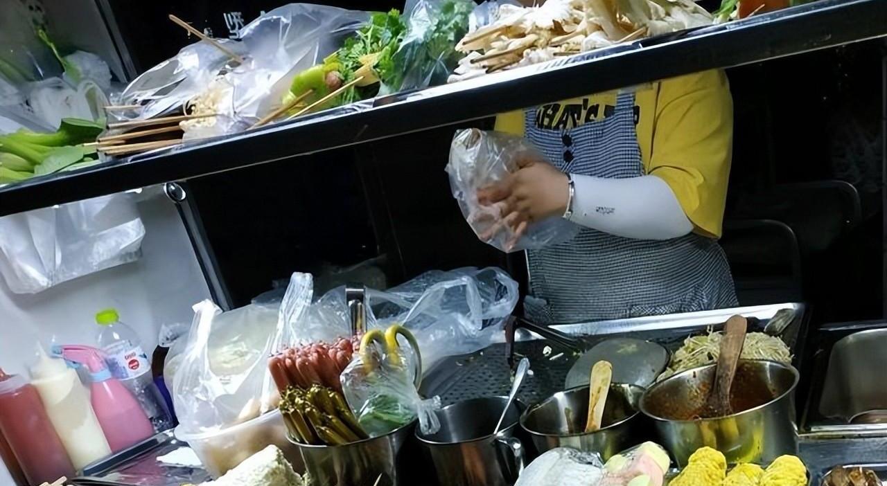 小吃|路边摊都往碗里套塑料袋,高温热汤直接倒在里面,不会有毒吗?