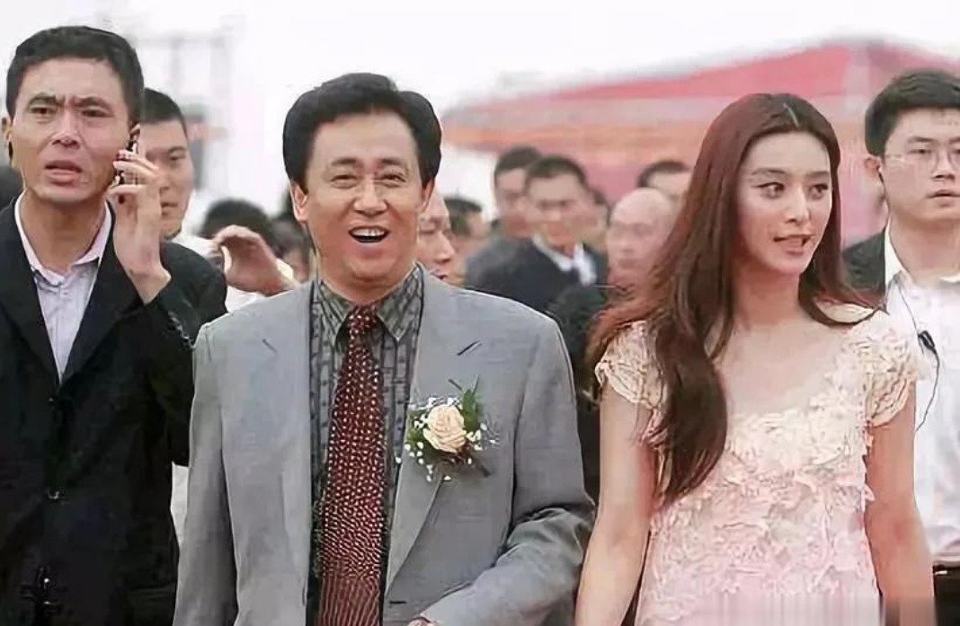 许家印被抓近半月,他的爱人丁玉梅和两位许公子却销声匿迹了?至今都无动于衷!