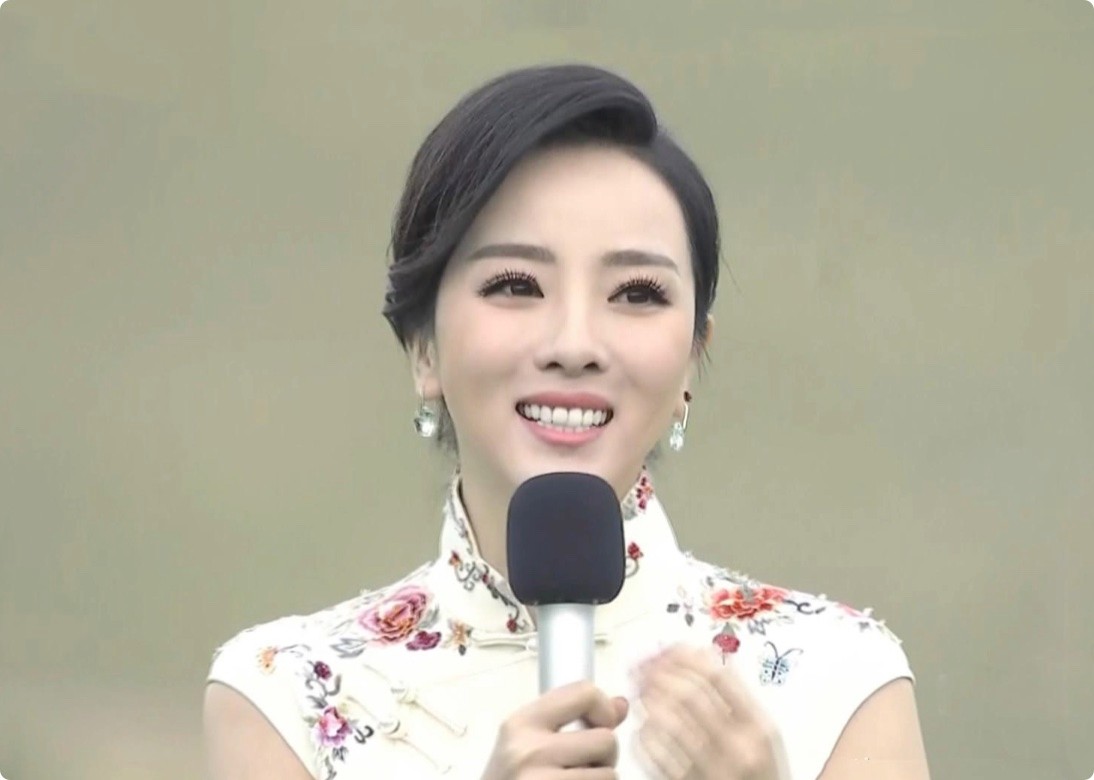 事实证明,37岁的李思思,正在另一种“性感”的路上,越走越远