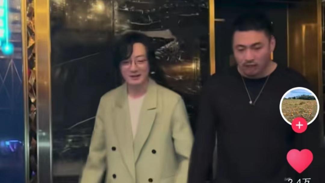 苏小玎|高启盛扮演者重现经典动作，身材瘦小留长发变样，疑社恐被嘲猥琐